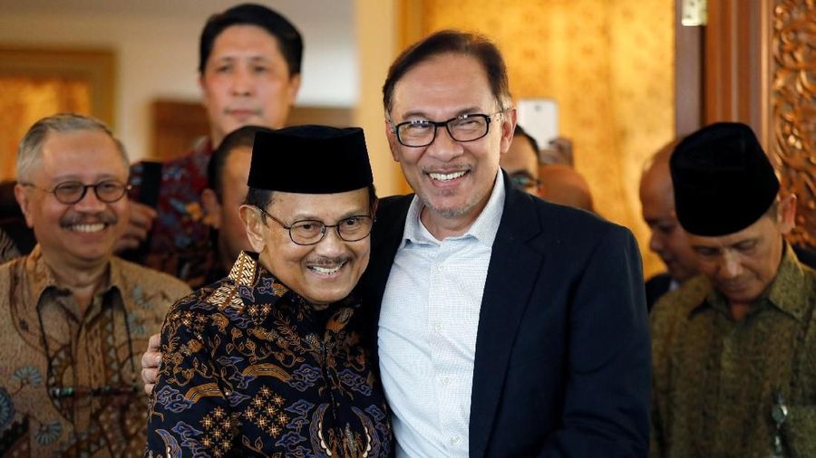 Baru bebas dari Penjara, Anwar Ibrahim temui politisi Indonesia dan membahas mengenai perkembangan reformasi.