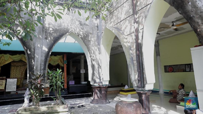 Masjid ini dibangun oleh arsitek asal Muslim Tionghoa yang bernama Seh Liong.