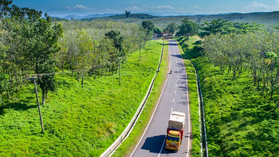 Kementerian PUPR mengembangkan lintas utara, tengah dan selatan Jawa untuk jalur mudik.