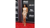 Sementara, tak kalah sensual dari Swift dan Lopez, Ciara mengenakan gaun pas badan yang terbuka di beberapa bagian dari koleksi Julien Macdonald Spring 2018. (REUTERS/Steve Marcus)