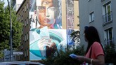 Selain itu, ada pula mural berskala besar karya seniman urban Elle di dinding sebuah kawasan hunian di Berlin. Mural ini menggabungkan bagian wajah beberapa tokoh terkenal seperti Monalisa. (REUTERS/Fabrizio Bensch)