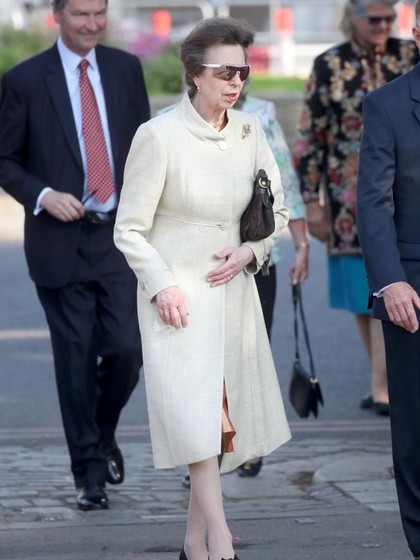  Gaya  Keren Putri Ratu Elizabeth Padukan Kacamata  Sporty 