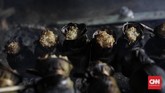 Lemang disebut lebih nikmat disantap saat lagi hangat. Cara mengonsumsinya bisa diambahkan selai, srikaya atau dengan lauk pauk. (Foto:CNNIndonesia/AdhiWicaksono)