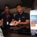 Warga menukar uang nominal Rp.  5000 di teller bank di tempat penukaran uang receh di IRTI Monas, Jakarta, Selasa (22/5). Sejumlah perbankan menyediakan jasa tukar uang receh di kawasan tersebut. Banyak warga yg menukar uang receh untuk keperluan leb