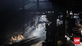 Salah satu tempat pembuatan lemang di Kramat Raya menyebutkan mereka kini mengalami banyak permintaan, dengan harga Rp15.000-Rp20.000 per-buahnya. (Foto:CNNIndonesia/AdhiWicaksono)