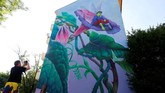 Kesuksesan Berlin Mural Fest 2018 diperkirakan akan menjadi salah satu faktor dilanjutkannya ajang ini pada tahun depan. (REUTERS/Fabrizio Bensch)