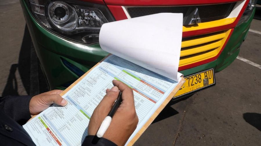 Petugas Dishub mengecek  kendaraan bus pra angkutan lebaran di Terminal Bus Kalideres, Jakarta, Selasa (22/5). Pengujian kelaikan kendaraan ini berlangsung dari 14 mei -  7 juni. Dinas setempat juga akan rutin memastikan layak jalan dari H-8 sampai H+8. Periksaan yang lihat seperti kir,  STNK,  Izin Trayek, dan semua komponen kendaraan bus yang dipastikan layak jalan.  Bagi yang sudah lulus pengecekan akan diberikan lulus uji. Kesiapan lonjakan penumpang pada mudik lebaran. setiap PO udah menyiapkan cadangan bis bantuan dan pastinya wajib diuji juga.