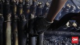 Bambu yang digunakan untuk pembuatan lemang mesti dipilih yang berkulit tebal, atau tahan dibakar. Ini bertujuan agar tidak merusak rasa lemang. (Foto:CNNIndonesia/AdhiWicaksono)