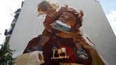 Banyak mural berskala besar kini menghiasi Berlin, dari Moabit hingga Friedrichshain. Salah satunya adalah karya artis urban Case Maclaim. (REUTERS/Fabrizio Bensch)