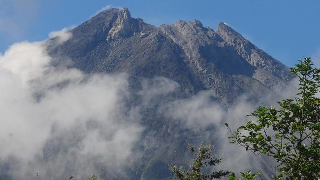 Gunung Merapi Semburkan Awan Panas 1,1 Kilometer