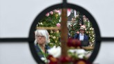 Pada hari pertama dan kedua, keluarga Kerajaan Inggris, pejabat dan sosialita mendatangi pembukaan pameran ini. (REUTERS/Toby Melville)