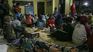 Merapi Kembali Meletus, Pengungsi Bertahan di Posko