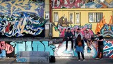 Acara ini berhasil menarik perhatian pecinta seni dari seluruh dunia. Salah satu tempat yang menjadi ‘target’ mural ini adalah bekas pabrik rokok di Berlin. (REUTERS/Fabrizio Bensch)