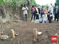 Tangis Wanita Bercadar Saat Pemakaman Empat Terduga Teroris
