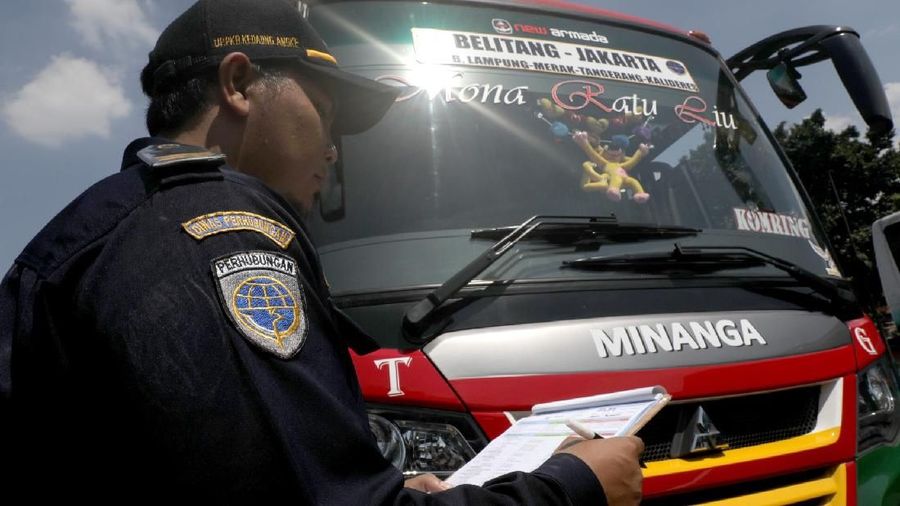 Petugas akan melakukan pemeriksaan rutin untuk memastikan laik jalan.