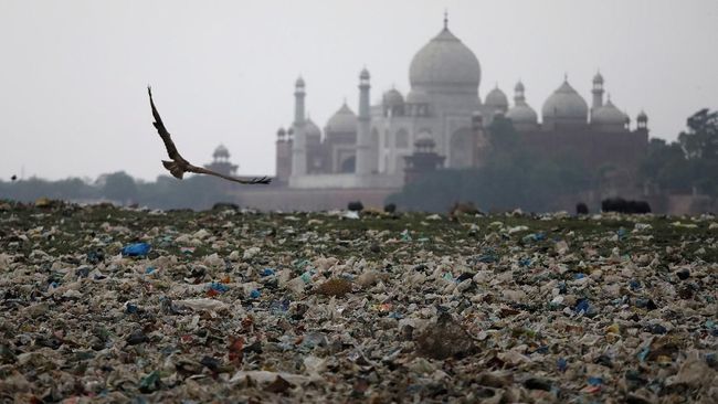 Keindahan Taj Mahal Ternodai Polusi dan Sampah