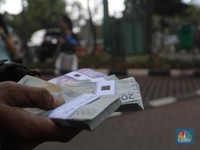 Uang Cash & Barang Online Bisa Tularkan Corona, Apa Benar?