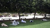 Jenazah korban yang dibawa ke rumah duka adalah para pekerja pabrik yang berasal dari kawasan miskin Landhi dan Korang, Karachi. Mereka bekerja di mesin pemanas atau perebus air. (AFP PHOTO / RIZWAN TABASSUM)