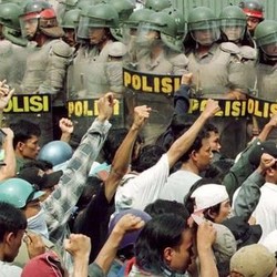 25 Tahun Krisis: Jakarta Membara, Mal-Toko Dijarah & Dibakar