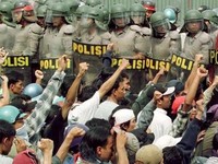 25 Tahun Krisis: Jakarta Membara, Mal-Toko Dijarah & Dibakar