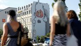 Ini merupakan bagian dari Berlin Mural Fest 2018 yang digagas Berlin Art Bang e.V. dan DIE DIXONS. Ajang yang digelar untuk pertama kalinya ini dibuka untuk publik pada Sabtu (19/5) lalu. (REUTERS/Fabrizio Bensch)