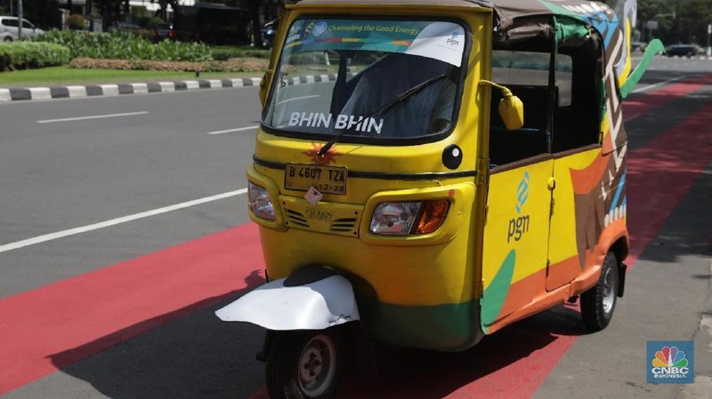 Bajaj tersebut berhias tiga maskot Asian Games 2018, Bhin Bhin, Atung, dan Kaka