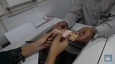 Warga menukar uang nominal Rp.  5000 di teller bank di tempat penukaran uang receh di IRTI Monas, Jakarta, Selasa (22/5). Sejumlah perbankan menyediakan jasa tukar uang receh di kawasan tersebut. Banyak warga yg menukar uang receh untuk keperluan lebaran dan dikasih kepada sanak saudara dan kerabat.  (CNBC Indonesia/Muhammad Sabki)