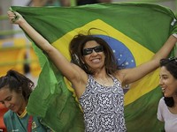 Sambut Piala Dunia, Fans Bola Brasil Ramai-ramai Beli TV Baru