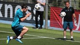 Winger Real Madrid Gareth Bale berusaha melakukan penyelesaian akhir dengan menyundul bola. (REUTERS/Sergio Perez)