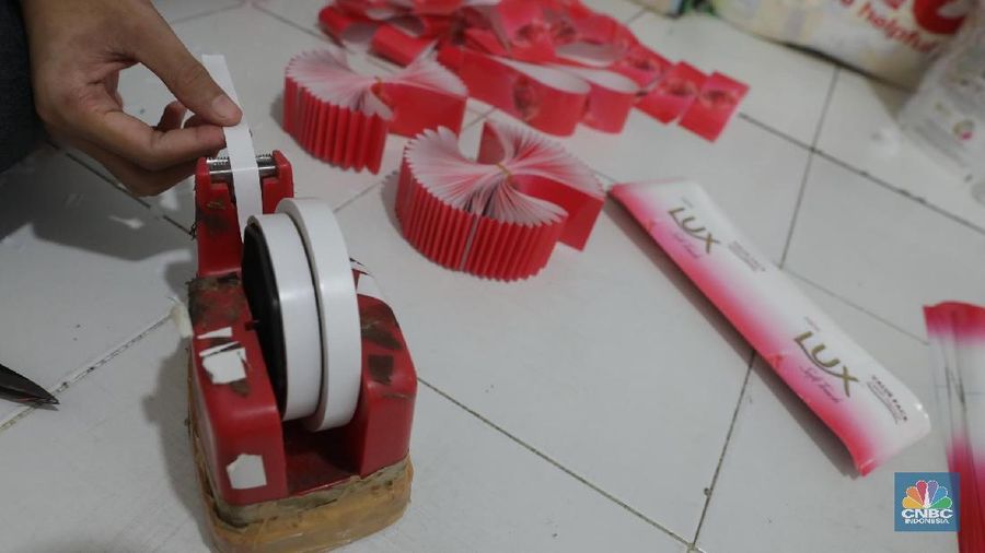 mengintip rumah daur ulang milik Heriyanti yang memproduksi sampah plastik menjadi tas, dompet dan aksesoris lainnya