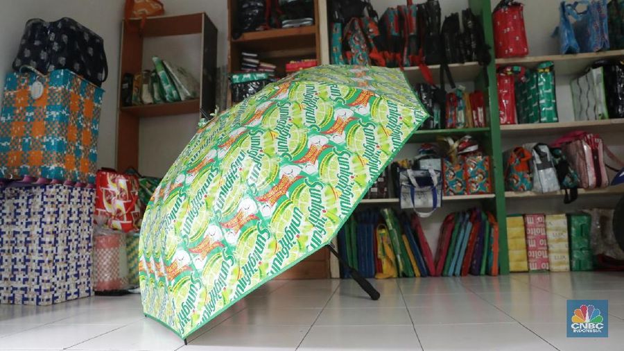 mengintip rumah daur ulang milik Heriyanti yang memproduksi sampah plastik menjadi tas, dompet dan aksesoris lainnya