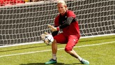 Kiper Liverpool Loris Karius berusaha memblok bola saat menjalani latihan. Karius berpeluang menjadi kiper utama Liverpool saat melawan Madrid dan mengalahkan Simon Mignolet. (REUTERS/Andrew Yates)