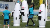 Kiper Real Madrid Keylor Navas berlatih bersama kiper lainnya Kiko Casilla. Navas mengincar gelar Liga Champions ketiga bersama El Real. (REUTERS/Sergio Perez)