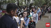 Warga yang ingin menukarkan uang cukup membawa KTP dan uang yang akan ditukarkan. (CNN Indonesia/ Hesti Rika)