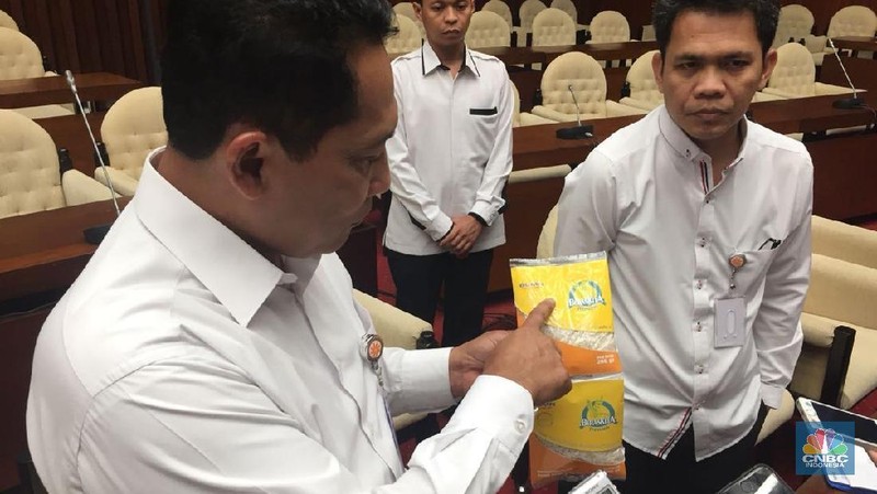 Beras sachet itu berisikan 200 gram beras premium yang akan dijual dengan harga Rp 2.500.