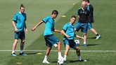Tiga pemain Real Madrid Gareth Bale, Raphael Varane dan Cristiano Ronaldo berlatih kucing-kucingan di Valdebebas. (REUTERS/Sergio Perez)