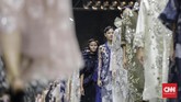 Menggunakan bahan-bahan seperti lace, tule, sutera, serta organza, Biyan seperti ciri khas desain busananya masih bermain-main dengan detail embroidery atau sulaman, patch work, manik-manik dan layering. (CNNIndonesia/Adhi Wicaksono)