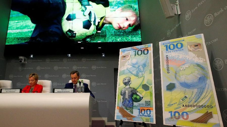 Russian central bank deputy chairwoman Olga Skorobogatova and General Director of Goznak state firm Arkady Trachuk attend a news conference unveiling the newly designed 100-rouble banknote dedicated to the 2018 FIFA World Cup, in Moscow, Russia May 22, 2018. REUTERS/Sergei Karpukhin