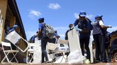 Para ahli yang mempelajari virus Ebola sejak penemuannya pada 1976 di Kongo, mengatakan bahwa dugaan asalnya adalah kelelawar hutan. Organisasi Kesehatan Dunia (WHO) mengampanyekan vaksin untuk menekan penyebaran ebola di Mbandaka, Kongo. (REUTERS/Kenny Katombe)