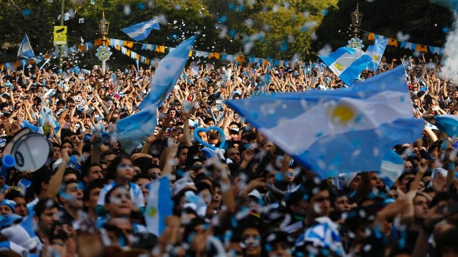 Kemenangan dini hari tadi menjadi obat pelipur lara rakyat Argentina yang sedang merana karena krisis ekonomi melanda negara tersebut.