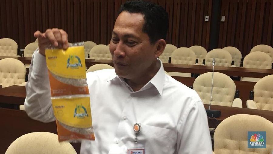 budi waseso beras sachet (CNBC Indonesia/Chandra Gian Asmara)