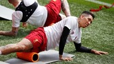 Penyerang Liverpool Roberto Firmino menjalani latihan. Firmino akan menghadapi sejumlah komptriot asal Brasil saat melawan Real Madrid, seperti Marcelo dan Casemiro. (REUTERS/Andrew Yates)