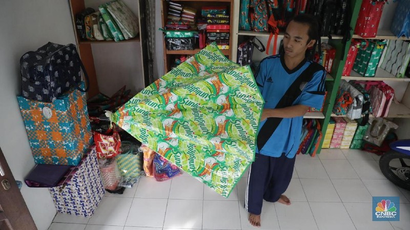 mengintip rumah daur ulang milik Heriyanti yang memproduksi sampah plastik menjadi tas, dompet dan aksesoris lainnya