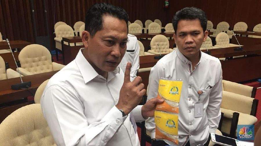 Beras sachet akan dijual di setiap divisi regional Bulog yang tersebar di seluruh Indonesia.