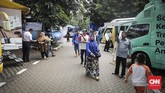 Sejumlah bank mulai membuka layanan penukaran pecahan kecil di kawasan Lapangan IRTI Monas, Jakarta (23/5). (CNN Indonesia/ Hesti Rika)