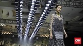 Biyan mengambil palet warna yang cukup luas dengan dominasi warna-warna 'lembut' khas Makarov seperti warna netral, gradasi putih, nude, beidge, pink, serta soft scarlet. Di samping itu, ia menyelipkan warna-warna bold seperti biru tua, hitam, hijau, dan merah marun. (CNNIndonesia/Adhi Wicaksono)