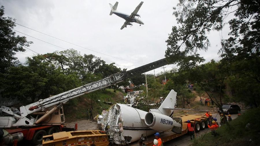 A trailer is loaded with the wreckage of a Gulfstream G200 aircraft that skidded off the runway during landing at Toncontin International Airport in Tegucigalpa, Honduras May 22, 2018. REUTERS/Jorge Cabrera