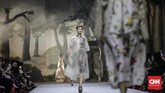 Dalam koleksinya kali ini, Biyan mengajak penikmat fashion untuk tenggelam dalam buaian romantisme, dengan aneka palet warna, kekayaan detail seperti sulaman dan patch work, serta gaya anggun yang memesona. (CNNIndonesia/Adhi Wicaksono)