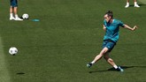 Winger Real Madrid Gareth Bale berlatih melakukan penyelesaian akhir. Keikutsertaan Bale sebagai pemain inti Madrid pada final melawan Liverpool hingga kini masih menjadi tanda tanya. (REUTERS/Sergio Perez)