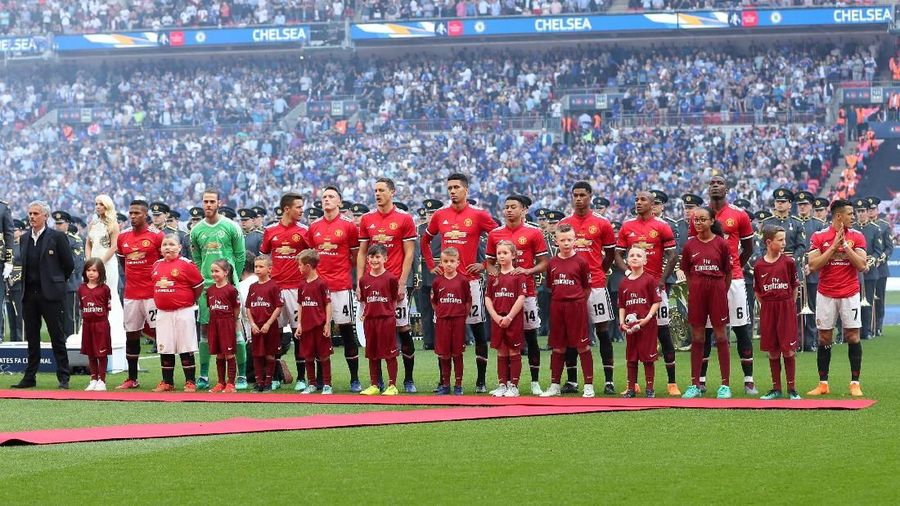 Mereka gagal memenangkan gelar Liga Premier dan tidak berhasil mengangkat Liga Champions.